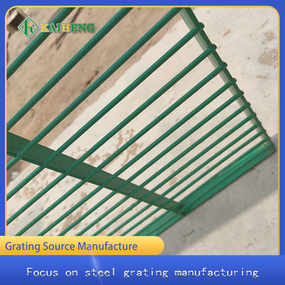 Grelha verde do fio que cerca o metal da passarela da grade que raspa para o plástico do mergulho de 1mx2m