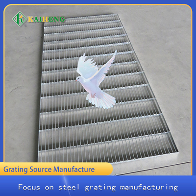 Assoalho galvanizado da grade do metal do mergulho quente que raspa para a cerca da gaiola das aves domésticas