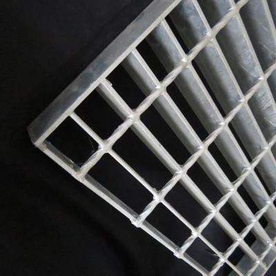 Passos de escada de aço serrilhados antiderrapagem da grelha resistentes à corrosão