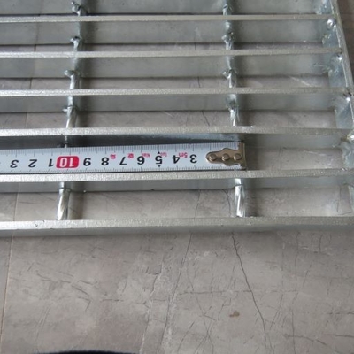 Alfaiate Made Engineering Steel que raspa para a plataforma da planta