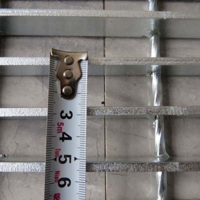 Alfaiate Made Engineering Steel que raspa para a plataforma da planta