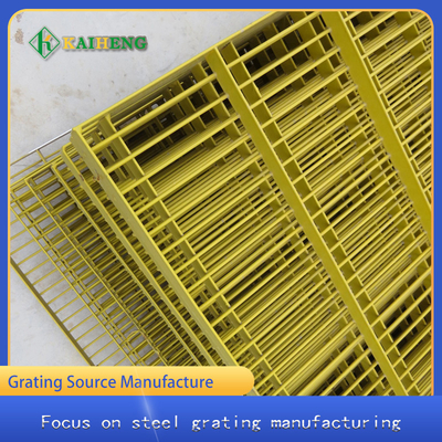 Aço carbono de mergulho plástico da grelha da grade do metal amarelo que raspa para o cerco da casa de galinha