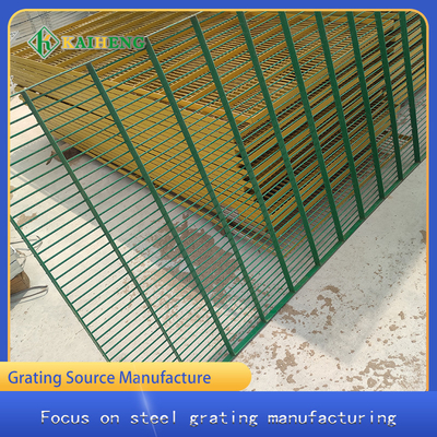 Grelha verde do fio que cerca o metal da passarela da grade que raspa para o plástico do mergulho de 1mx2m