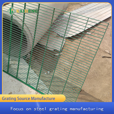 Grelha verde do fio que cerca o metal da passarela da grade que raspa para o plástico do mergulho de 1mx2m