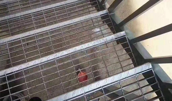 Grelhas de aço lisas soldadas do metal dos passos de escada da grelha T3 para etapas