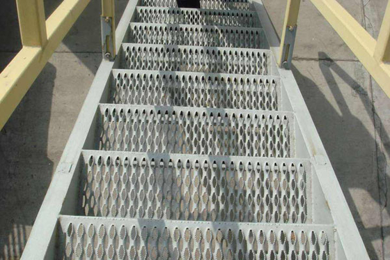 A raspagem de aço galvanizada pisa o passo de 60mm que carrega barras