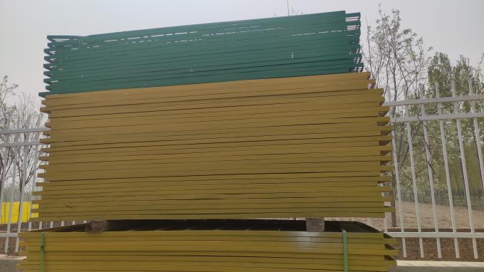 Ereção da placa de grade impregnada plástica no ninho do ganso